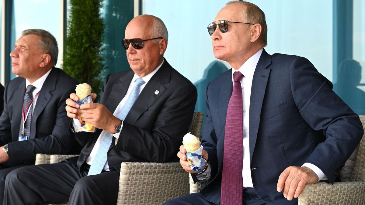Vladímir Putin y Sergei Chemezov se toman un helado mientras observan los vuelos de demostración del Salón Internacional de la Aviación y el Espacio MAKS-2021.