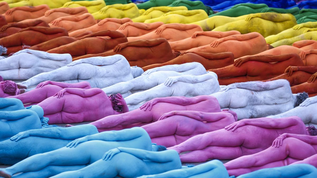 Spencer Tunick desnuda Las Palmas de Gran Canaria bajo una gigantesca bandera arcoíris de piel humana