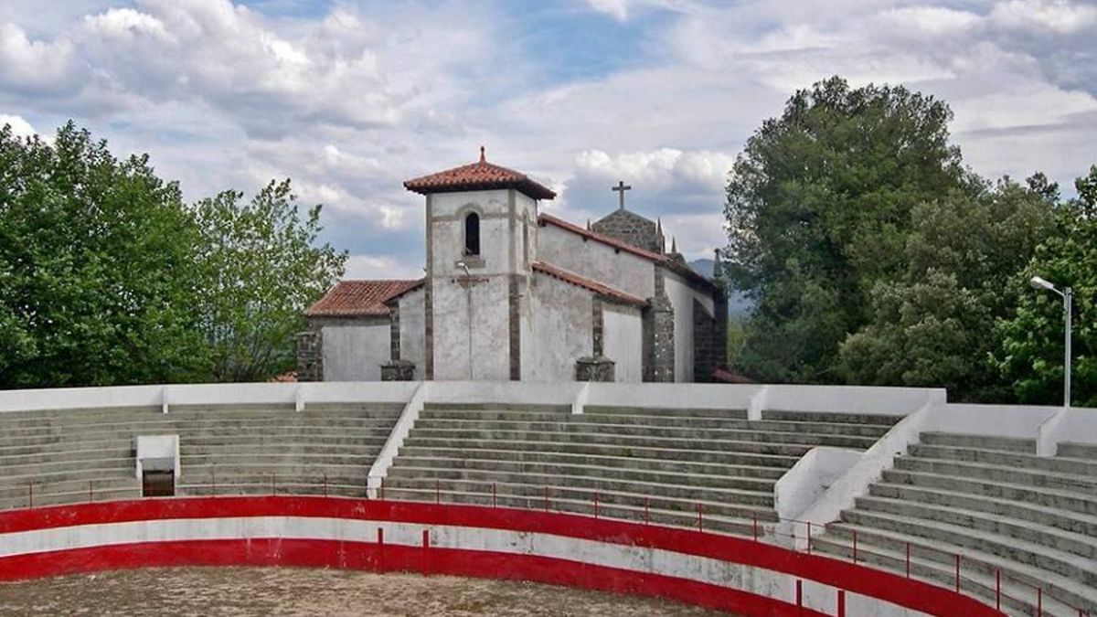 Plaza de  toros de Karrantza junto a la ermita de la Virgen del Buen Suceso.