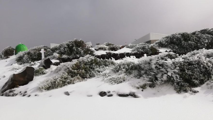 Entorno congelado este domingo en la zona del Observatorio del Roque de Los Muchachos (Garafía)