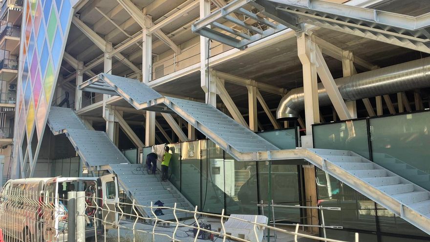 Los operarios realizan los últimos remates del pabellón.