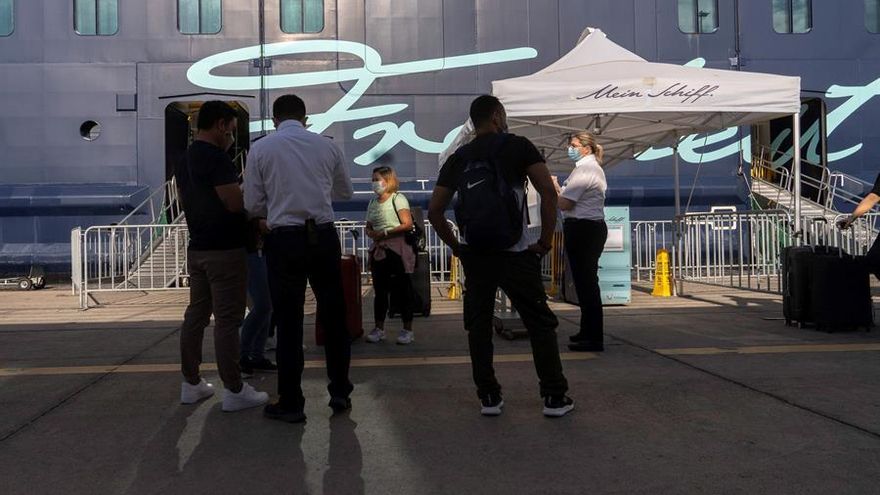Varias personas esperan a ser autorizadas para acceder al crucero Mein Shiff 2 en Santa Cruz de Tenerife.