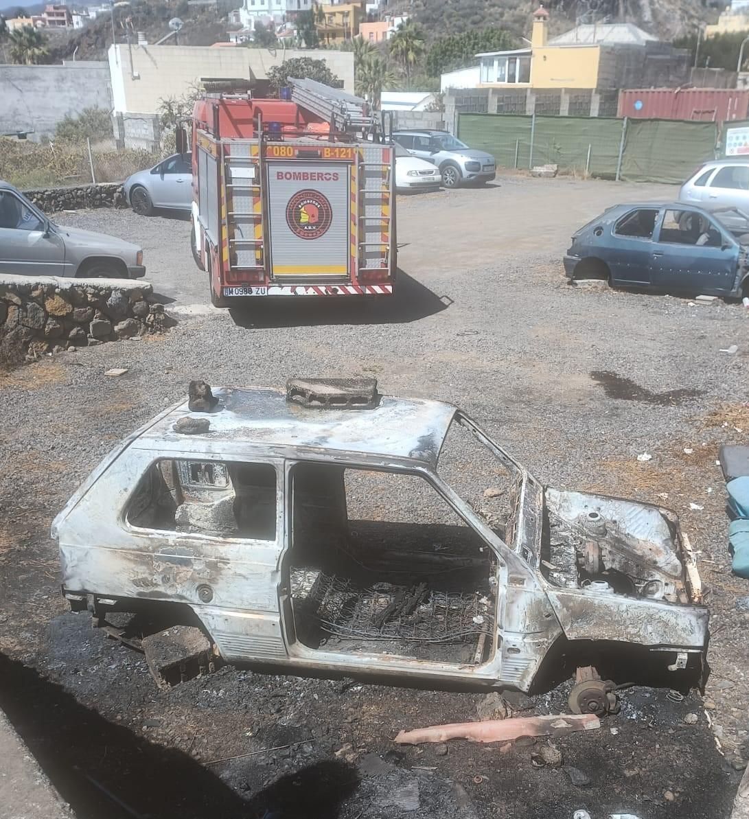 Estado del vehículo tras el incendio. BOMBEROS LA PALMA