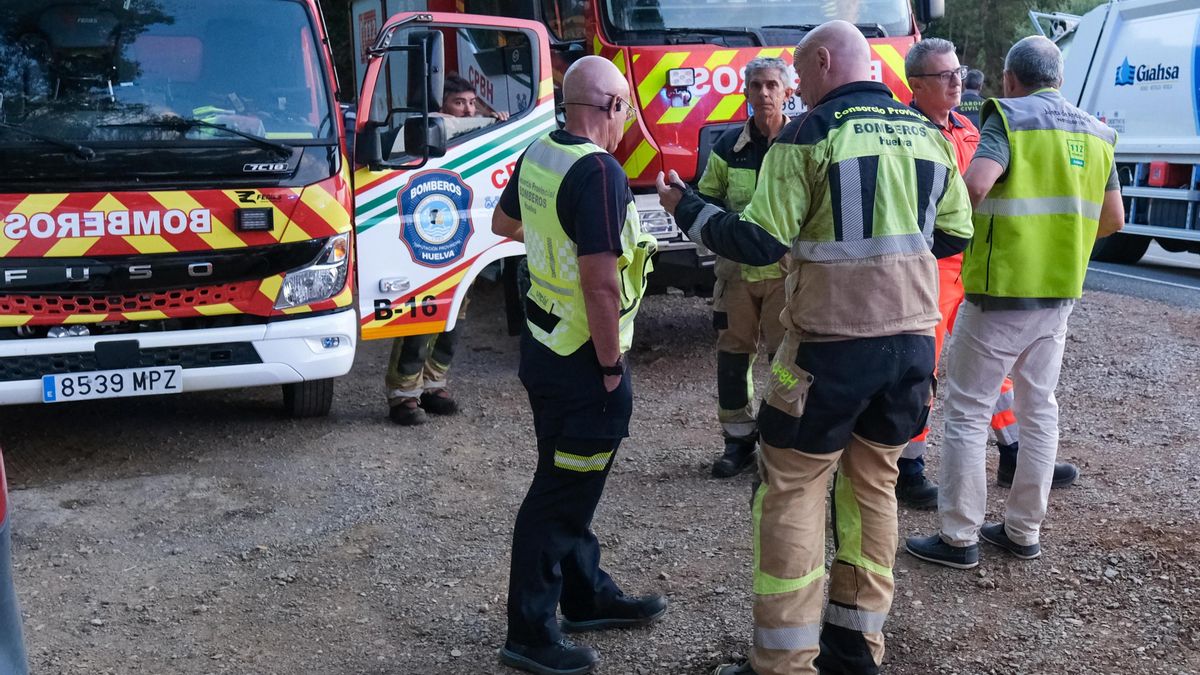 El incendio en la sierra de Huelva se da por controlado y los vecinos desalojados ya han regresado a sus casas