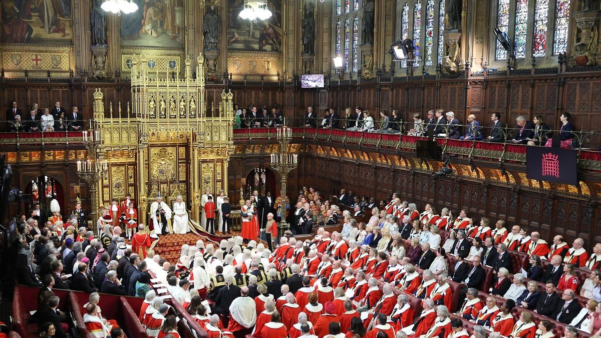 El rey Carlos III y la reina Camila, en la Cámara de los Lores en la apertura del Parlamento este miércoles en Londres.