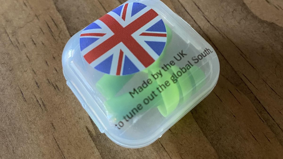 Tapones para los oídos repartidos en el plenario de la Cumbre de la ONU en Sevilla con el lema: "Hecho en Reino Unido para acallar al Sur Global.