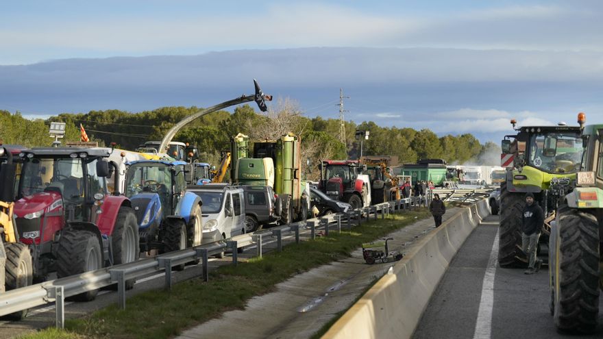 Agricultores gerundenses bloquean la AP-7, la principal conexión con Francia