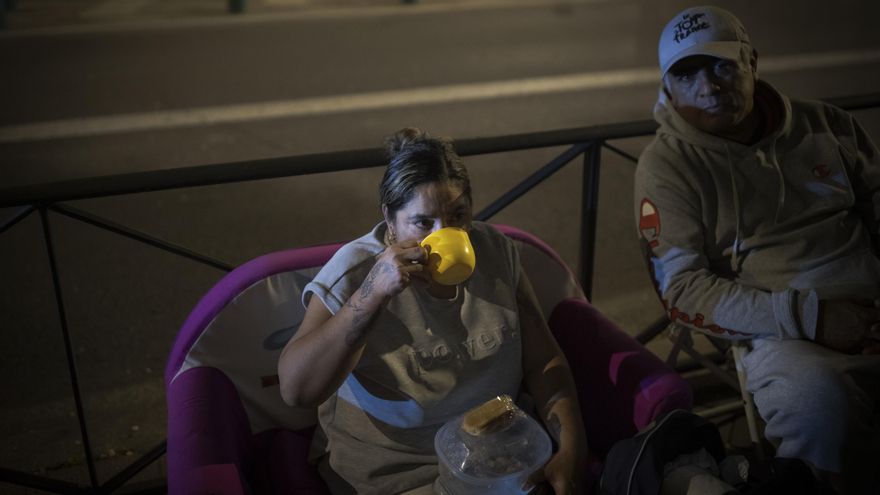 Nora toma café mientras hace cola para conseguir el certificado de vulnerabilidad en los servicios sociales de Madrid