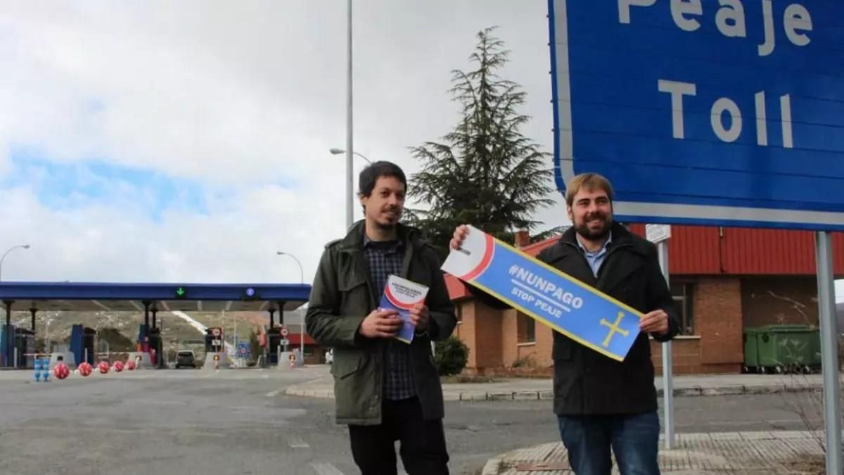 Imagen de archivo de Daniel Ripa con una pancarta protestando por el cobro del peaje en La Magdalena.