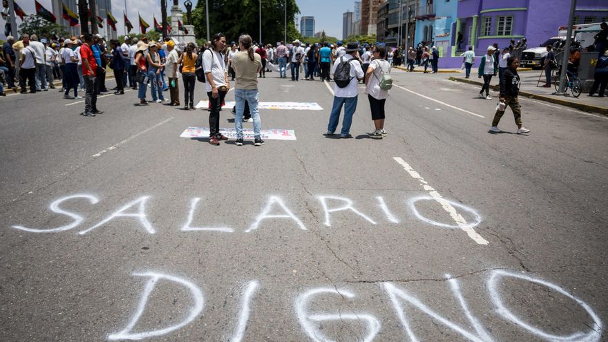Trabajadores venezolanos protestan contra lo que consideran sueldos de "hambre y miseria"