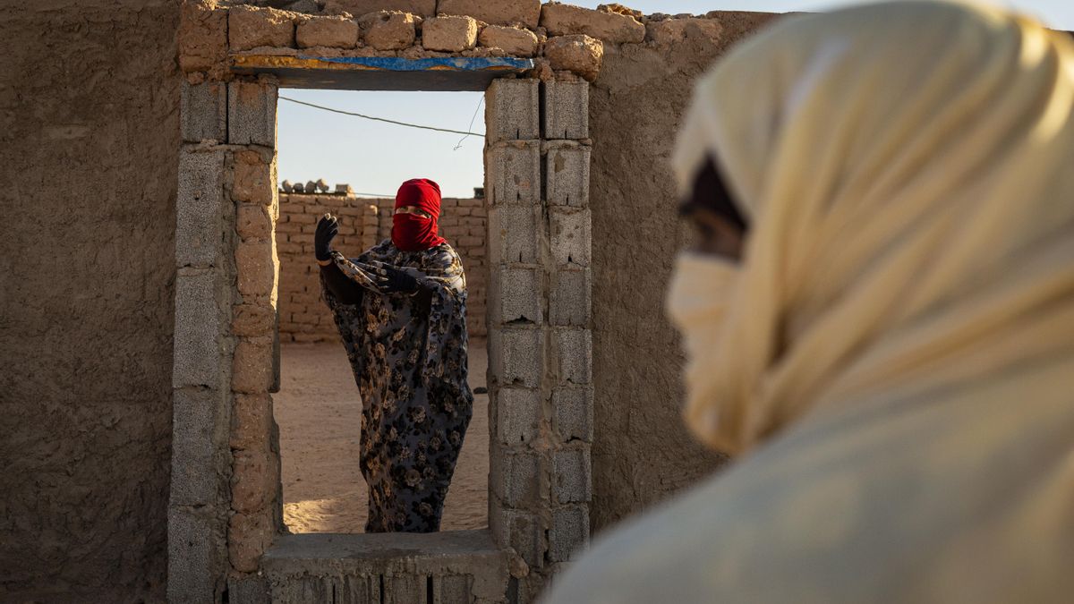 Refugiadas saharauis en uno de los campamentos levanatdos en el desierto de Tindouf (Argelia) donde viven exiliados decenas de miles de saharauis.
