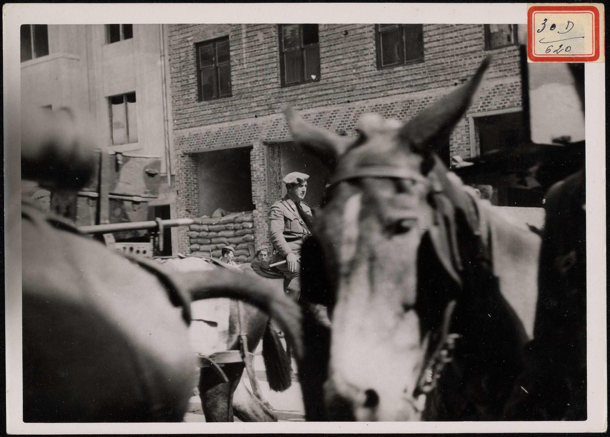 "Desfile de las tropas por las calles de Torrelavega". 25 de agosto de 1937.