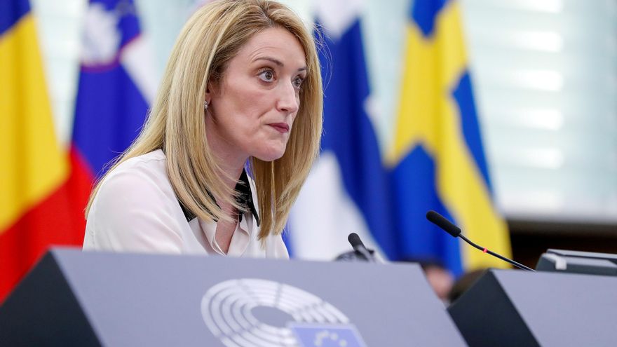 La presidenta del Parlamento Europeo, Roberta Metsola condenó este miércoles el saludo fascista que un eurodiputado conservador búlgaro hizo en el hemiciclo del Parlamento Europeo, y subrayó que se trata de un comportamiento "inaceptable siempre y en cualquier parte". EFE/EPA/JULIEN WARNAND