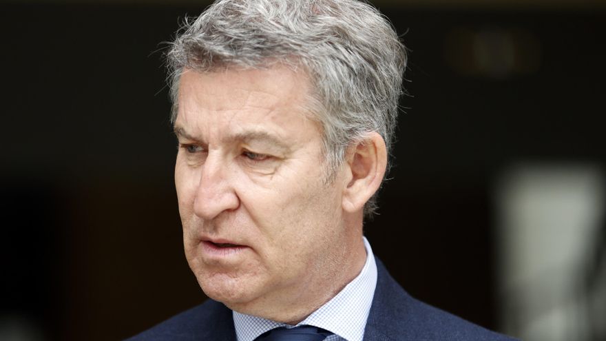 El presidente del PP, Alberto Núñez Feijóo, sale de la Nunciatura Apostólica tras firmar en un libro de condolencias por el fallecimiento del Papa Francisco I, a 22 de abril de 2025, en Madrid (España).