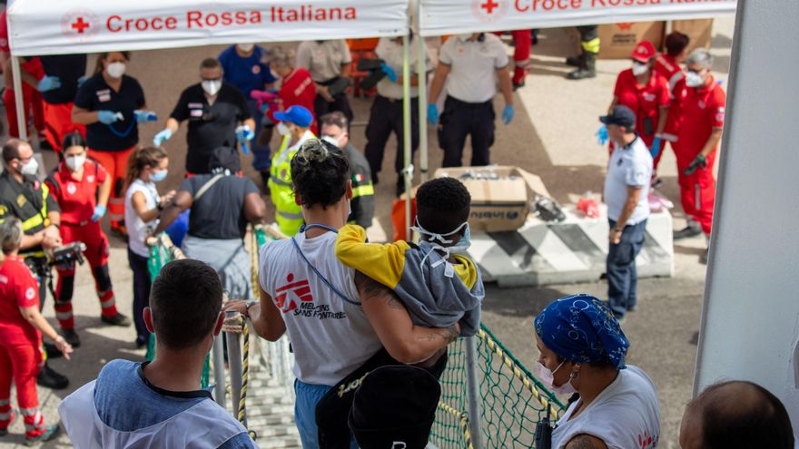 El barco de MSF desembarca en el sur de Italia a 471 migrantes, entre ellos 173 menores