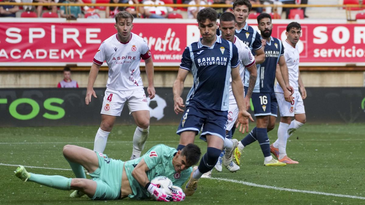 Dani Percan intenta rematar un balón