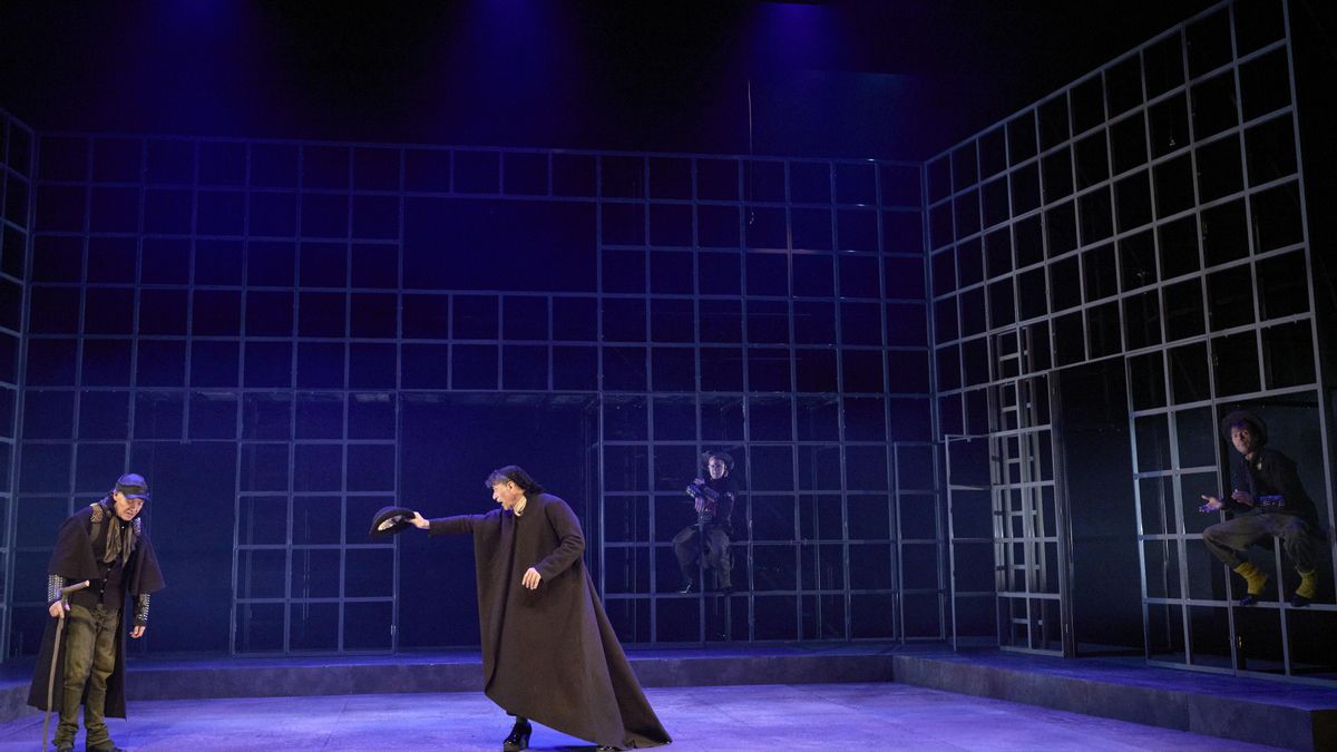 Un momento de la obra donde se aprecia la escenografía mínima de Tomás Muñoz