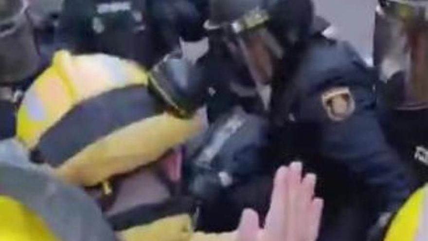 Dos detenidos y 14 heridos en una protesta de bomberos forestales de Madrid frente a la sede de Tragsa