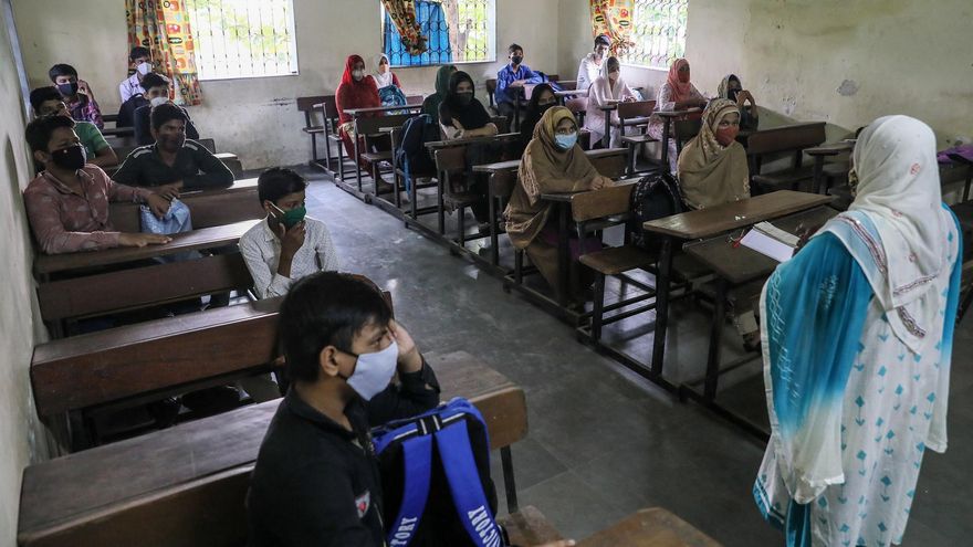 Varias regiones indias reabren las aulas en plena bajada de casos por covid