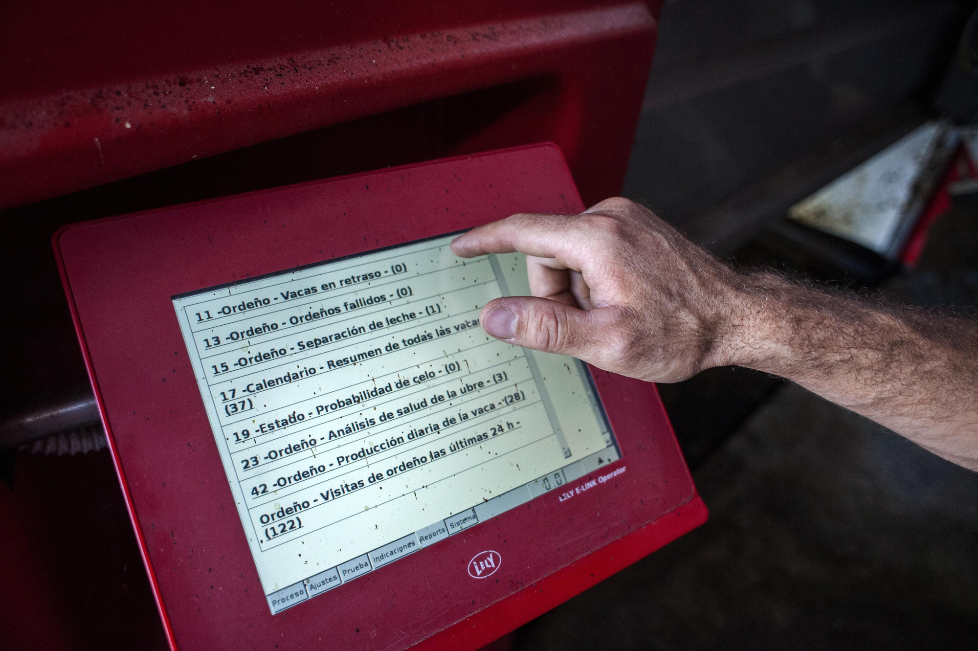 David manejando el robot de ordeño en su explotación ganadera en la zona de Miengo (Cantabria) | JOAQUÍN GÓMEZ SASTRE