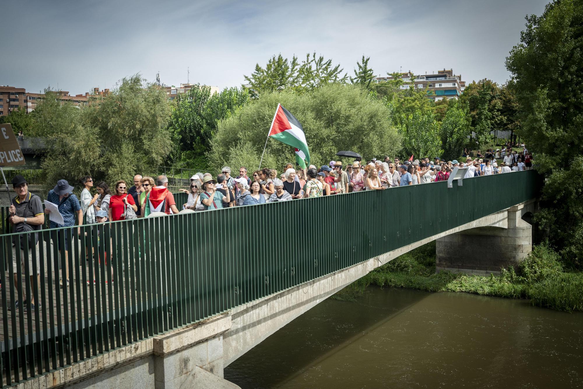 Cientos de personas llenan las orillas de Madrid Río en solidaridad con Gaza y para apoyar a la Global Sumud Flotilla