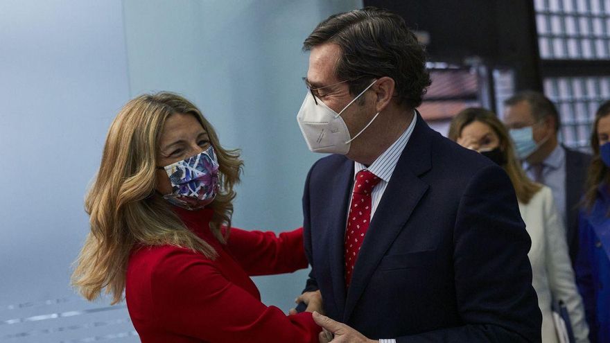 La vicepresidenta del Gobierno Yolanda Díaz con el presidente de la CEOE, Antonio Garamendi.