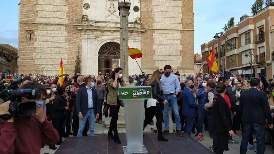 La candidata de Vox a la Presidencia de la Comunidad de Madrid, Rocío Monasterio, y el presidente de la formación, Santiago Abascal.