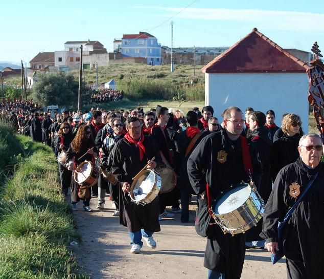 Tamborileros de Hellín durante una de los recorridos de procesión del Viernes Santo
