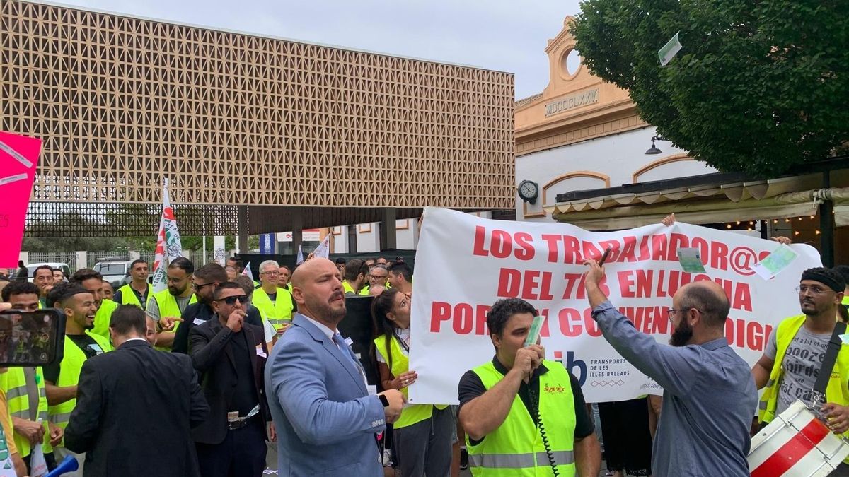 Protesta de los trabajadores del TIB frente a la Estación Intermodal de Palma.