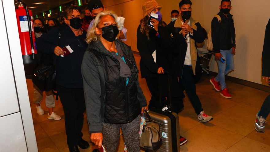Charo Vega, Mariana Rodríguez y Juan Muñoz, en el aeropuerto rumbo a 'Supervivientes 2022's