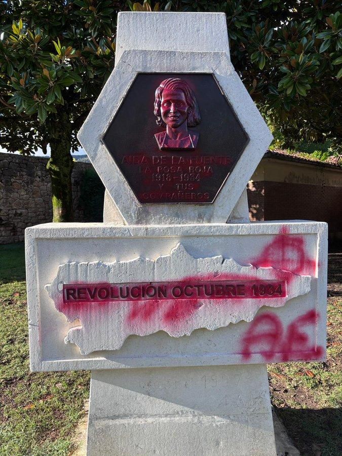 Imagen del monolito vandalizado en Oviedo/Uviéu.