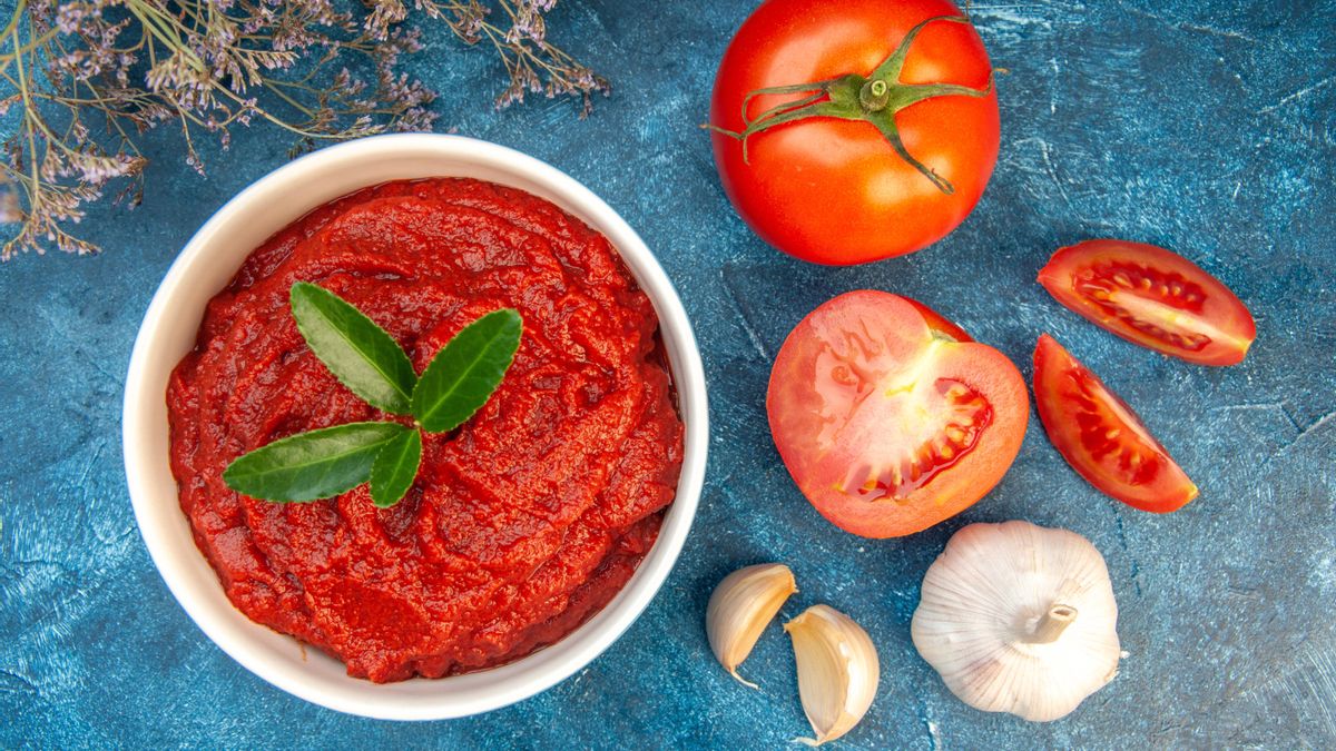 Tomates frescos y ajos