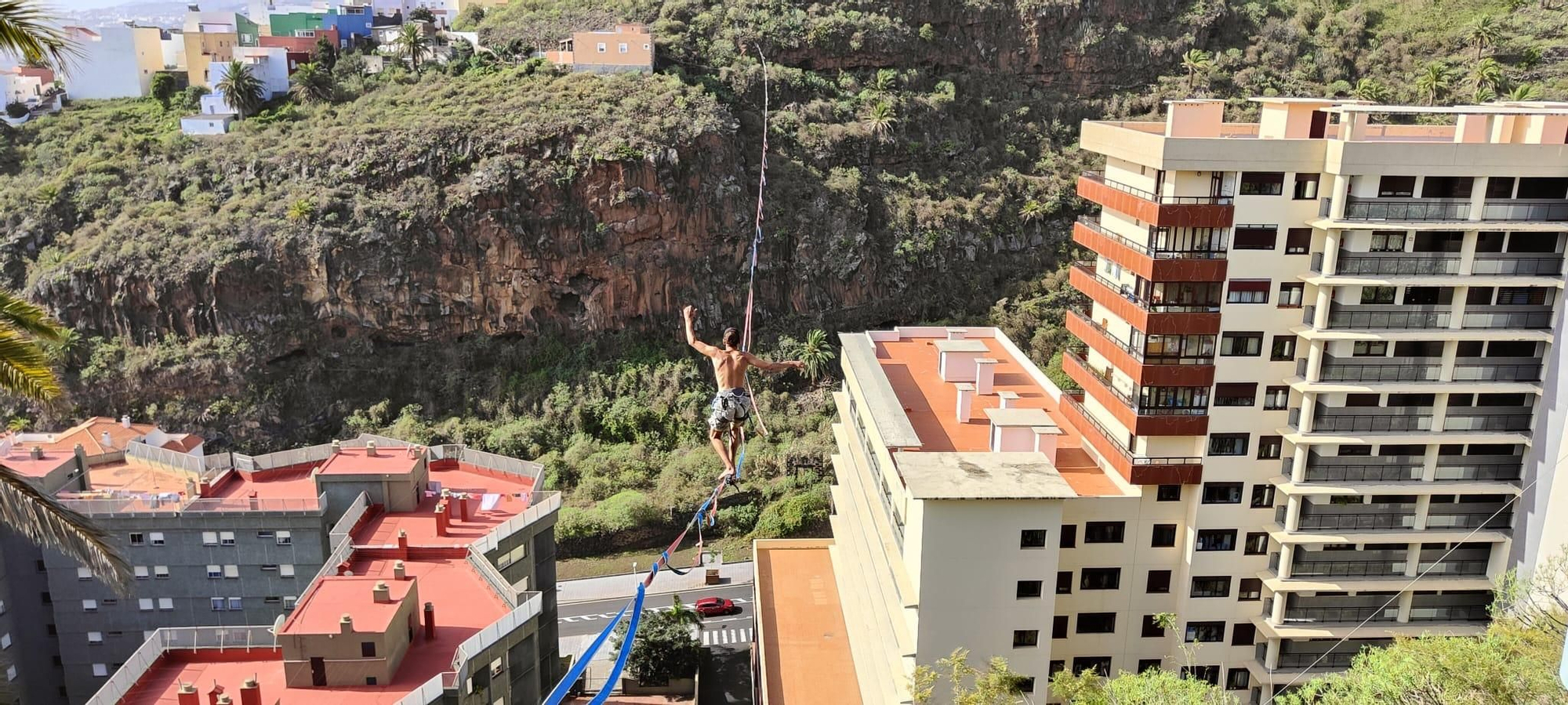 Momento en el que un equilibrista cruza el barranco de Dolores. Foto: JOSÉ AYUT