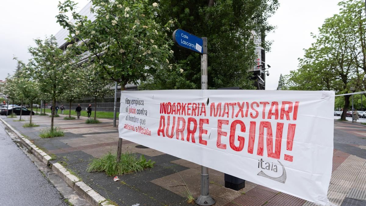 Un cartel de protesta contra la violencia machista, en los aledaños del palacio de Justicia de Vitoria