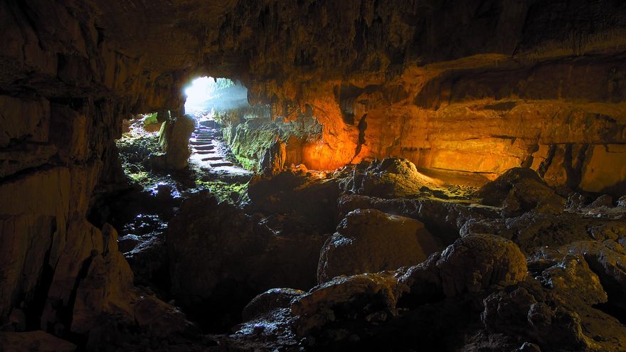 Condenan a seis años de cárcel a un ganadero que vertió purines a la cueva prehistórica de El Pindal