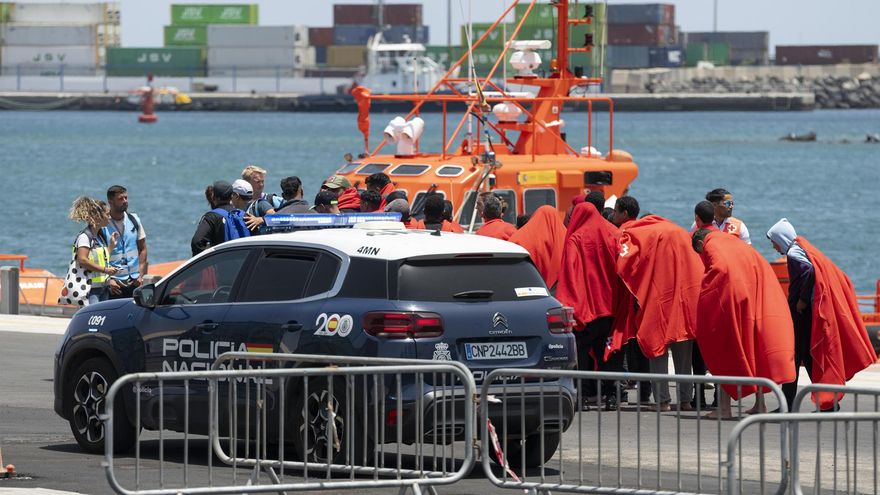 Un avión de Salvamento localiza una patera cerca de Lanzarote con 38 personas, entre ellas dos menores