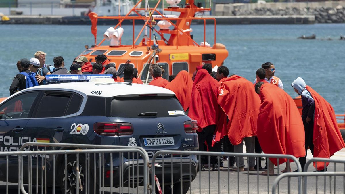 La Salvamar Al Nair ha rescatado este martes a 38 migrantes de origen magrebí y subsahariano, entre ellos siete mujeres y dos adolescentes localizados a bordo de una lancha neumática 40 kilómetros al este de Lanzarote. Sus ocupantes han sido desembarcados en el puerto de Arrecife.