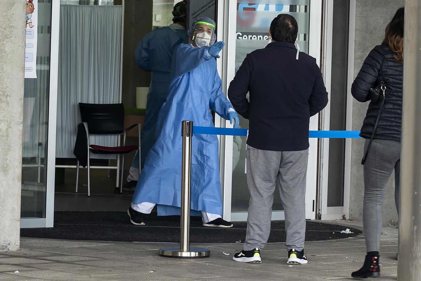 El acceso a los hospitales y centros sanitarios quedó restringido para evitar contagios entre los pacientes. | JOAQUÍN GÓMEZ SASTRE