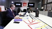 Lambán, en la videoconferencia con Pedro Sánchez. En primer plano, los diplomas para niños en cuarentena que ha promovido el socialista aragonés.