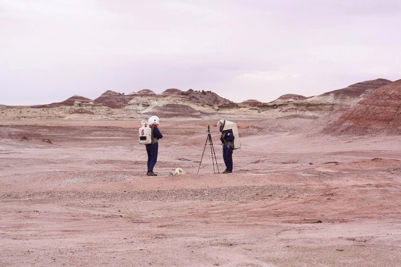 Jennifer García Carrizo realizando parte de su proyecto en una EVA (por sus siglas en inglés: Extravehicular Activity. En español: Actividad extravehicular).