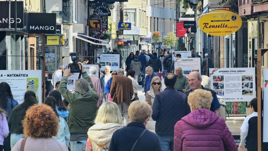 Exposición del colegio Menéndez Pelayo a lo largo de la calle Consolación