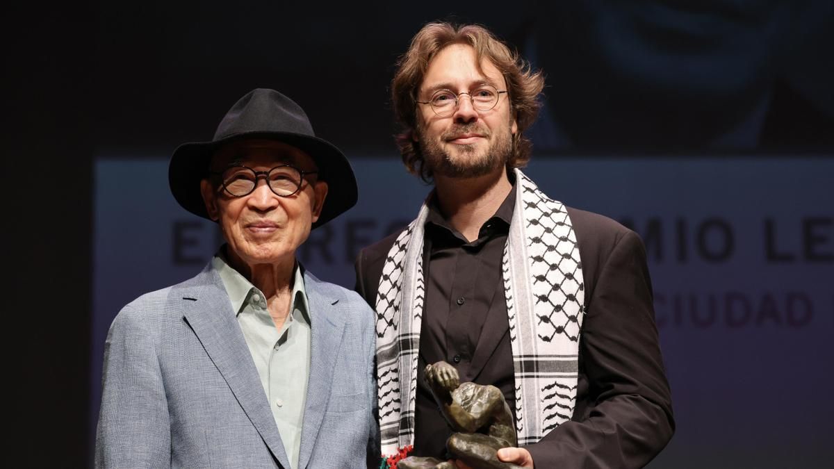 Ko Un se hace "hermano poeta" de Gamoneda al recoger en León el XXIII Premio Leteo