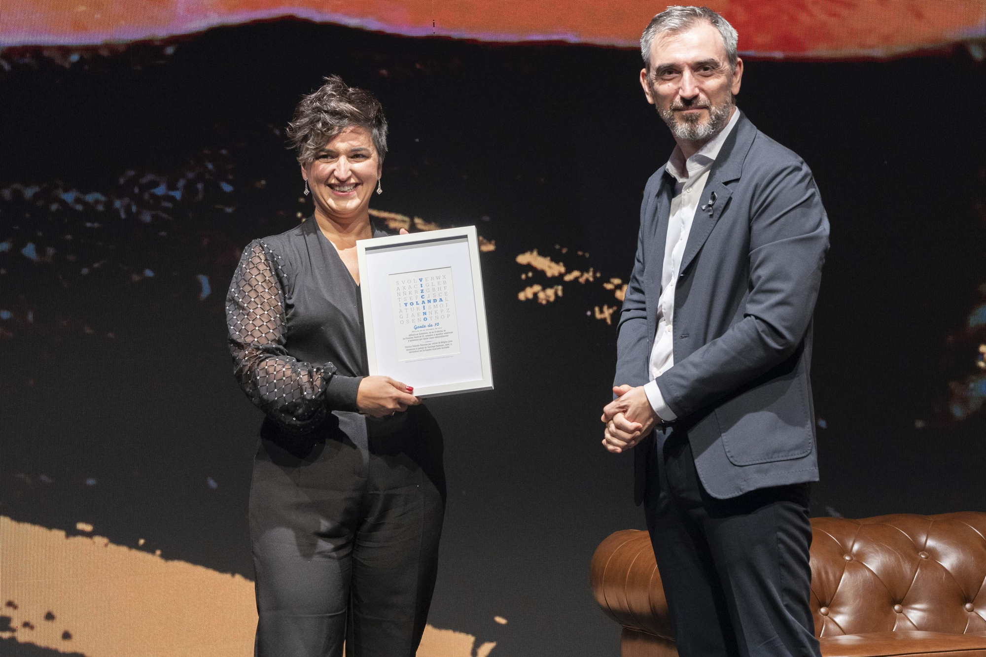 Vizcaíno posa con su reconocimiento, junto a Ignacio Escolar