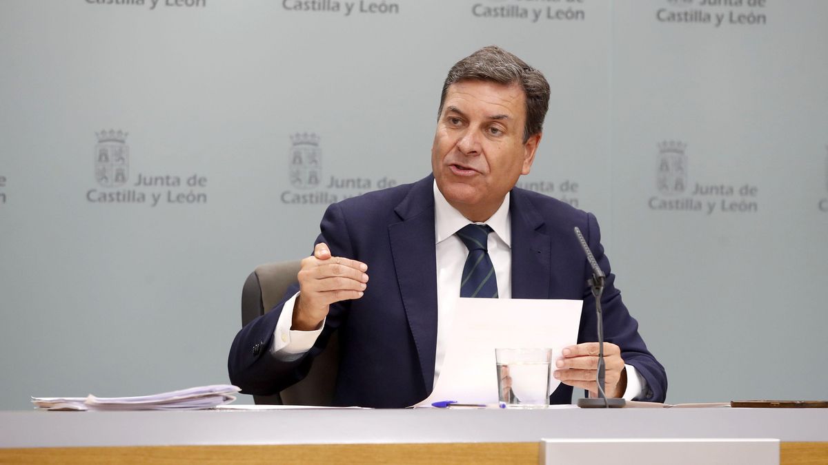 El consejero de Economía y Hacienda y portavoz de la Junta de Castilla y León, Carlos Fernández Carriedo, comparece en la rueda de prensa posterior al Consejo de Gobierno.