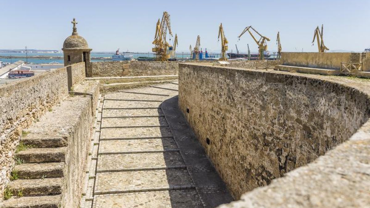 El material predominante de esta monumento es la piedra ostionera, típica de la zona gaditana