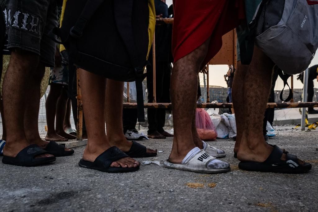 Traslado de cientos de migrantes a un nuevo centro temporal de acogida en Ceuta