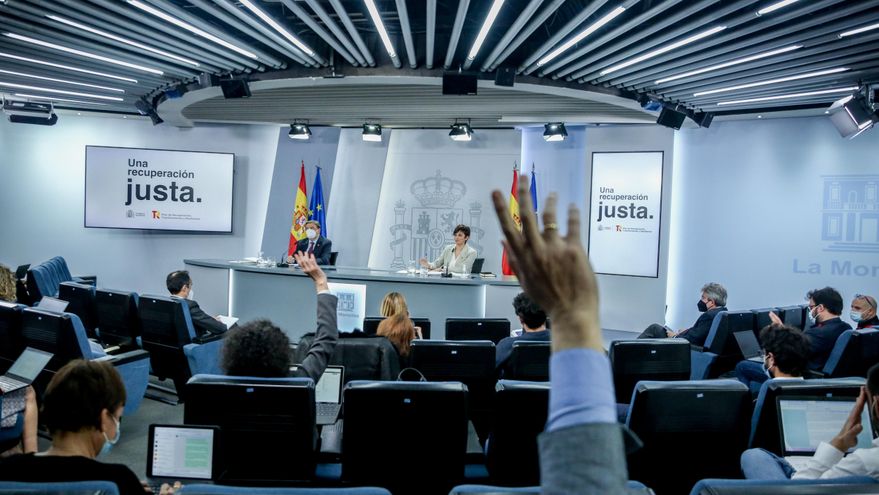 El ministro de Agricultura, Pesca y Alimentación, Luis Planas y la ministra Portavoz y de Política Territorial, Isabel Rodríguez, en una rueda de prensa posterior a una reunión del Consejo de Ministros, en La Moncloa, a 8 de febrero de 2022, en Madrid.