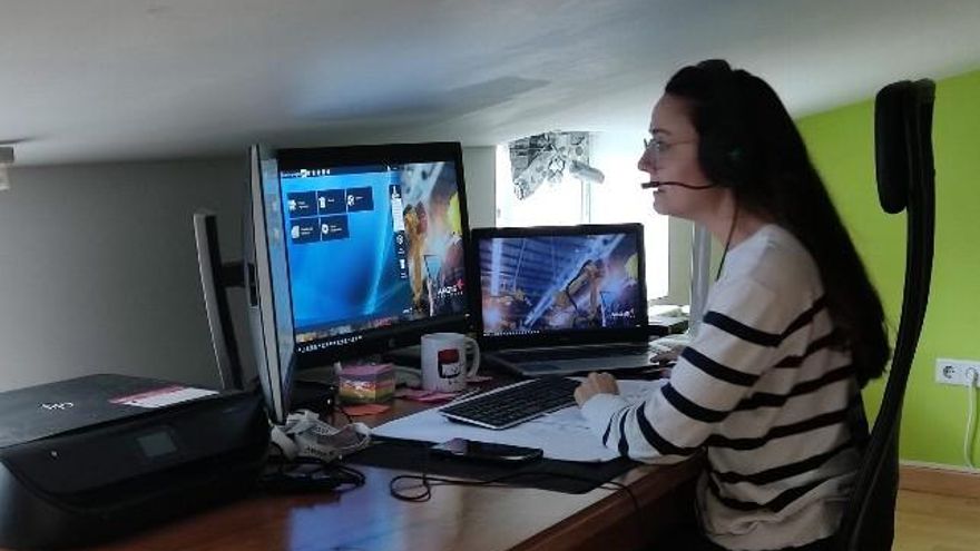 Saray Arias, en el ático que utiliza como oficina en Ponferrada.
