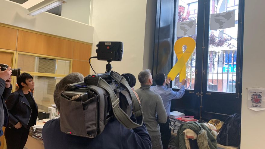 Momento de la retirada de los lazos amarillos del despacho de EH Bildu