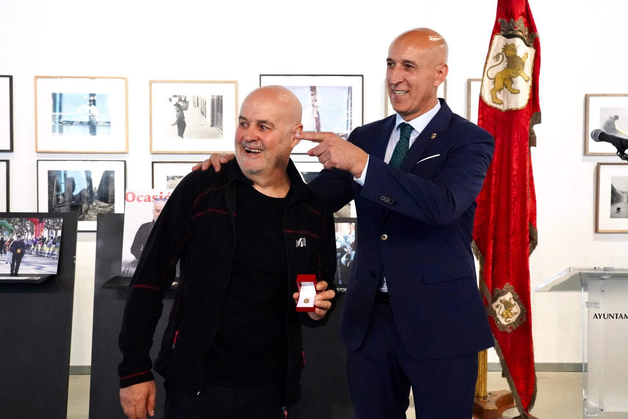 El alcalde entrega la Medalla de Oro de la Ciudad de León a Mauricio Peña